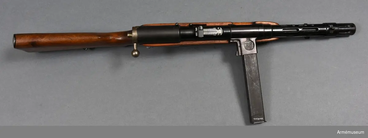 Grupp E IV.
Kulsprutepistol m/1939 med kort pipa. Patronvis och automatisk eld. Siktet graderat 50-1000 meter. Största skottvidd är 1500 meter. Mekanisk eldhastighet: 10-14 skott/sekund. Vapnet är ursprungligen tysk m/1935.