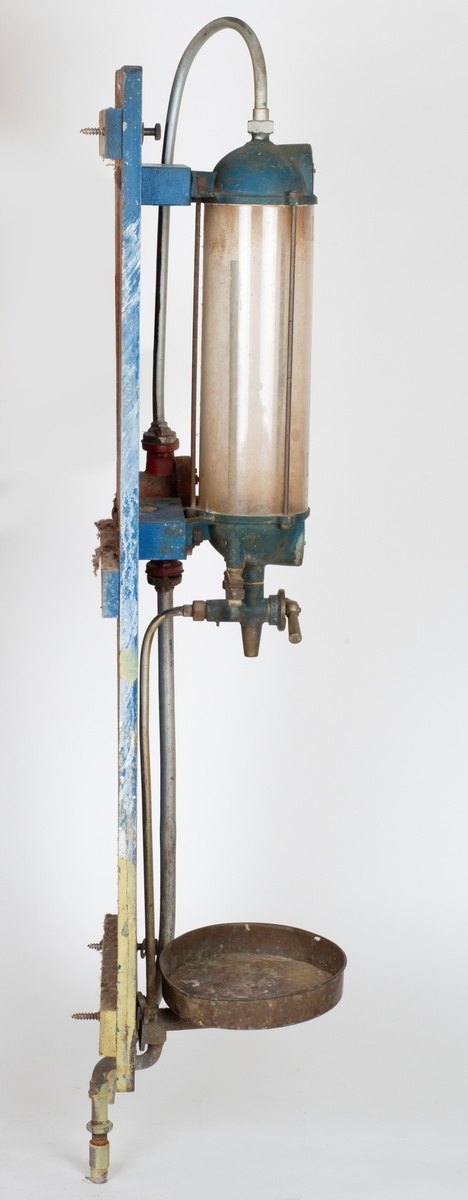 Bensinpumpe BP
Glasstank og røropplegg påmontert treplate