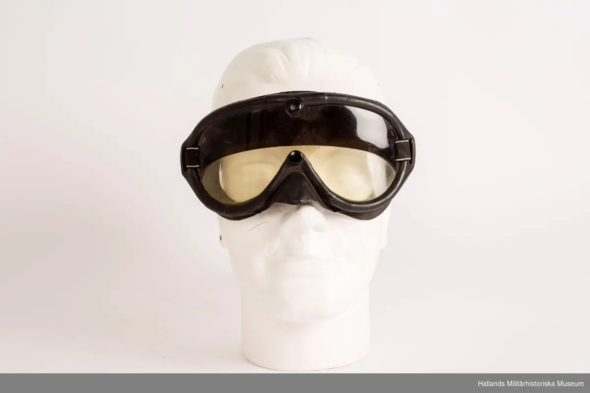 Två par glasögon för motorcykel Tillverkade av svart gummi och genomskinligt glas. Med pannband.