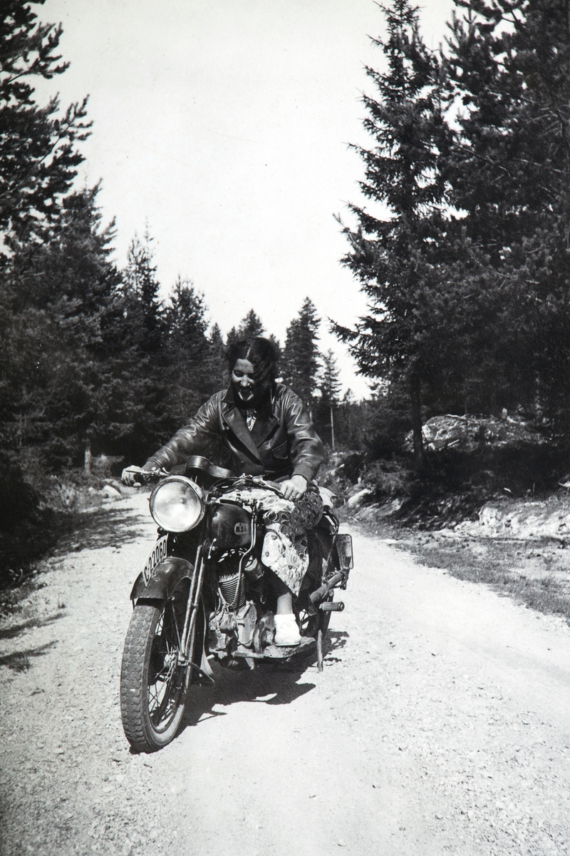 Bolette (Letten) Knapholen f. Myklebust. Bildet er tatt i 1935. Motorsykkel BSA C-22060.
