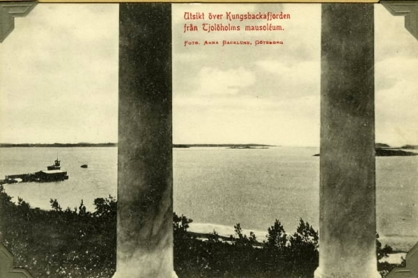 Vykort, "Utsikt över Kungsbackafjorden från Tjolöholms mausoléum". Vyn delas in av byggnadens marmorpelare. Till vänster i bild syns ett bad- och båthus.