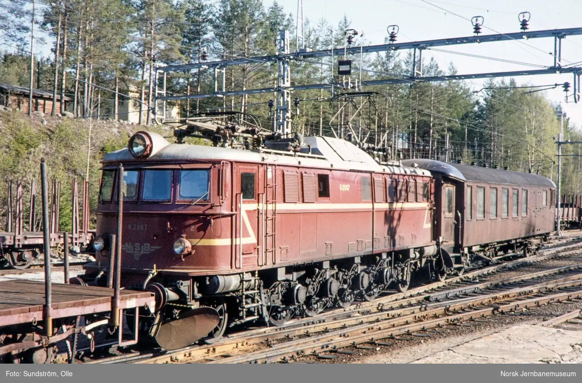 Elektrisk lokomotiv type El 8 nr. 2067 på Tinnoset stasjon.