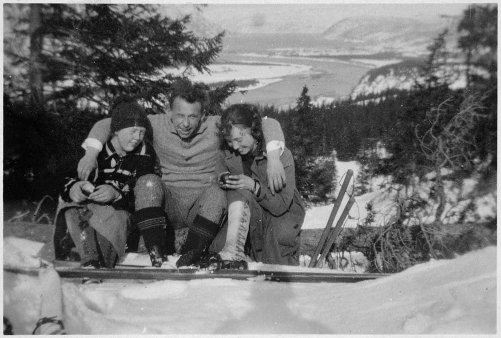 Tre personer på skitur. Gunnar Wikborg Vik i midten. Antatt Olderskog(?).