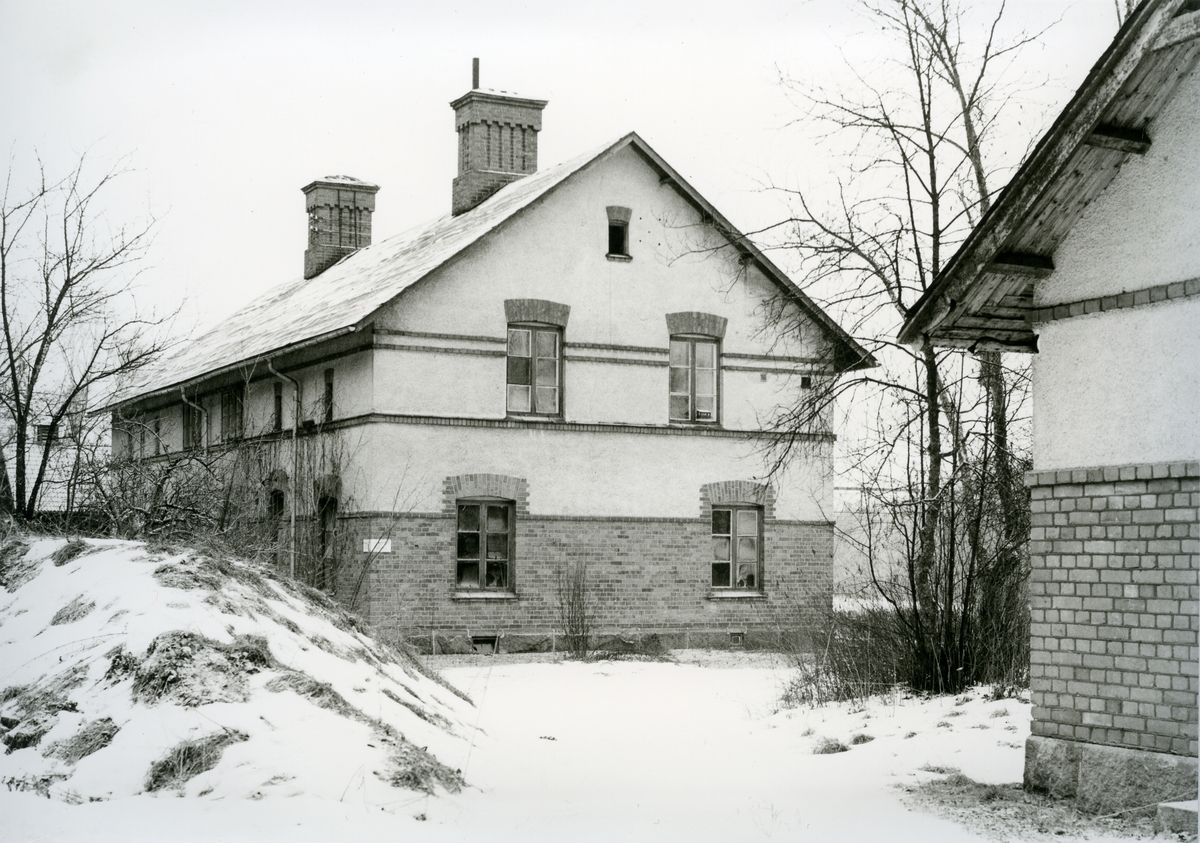Karbennings sn.
Snytens järnvägsstation, byggnad med trasiga fönster på stationsområdet, 1971.