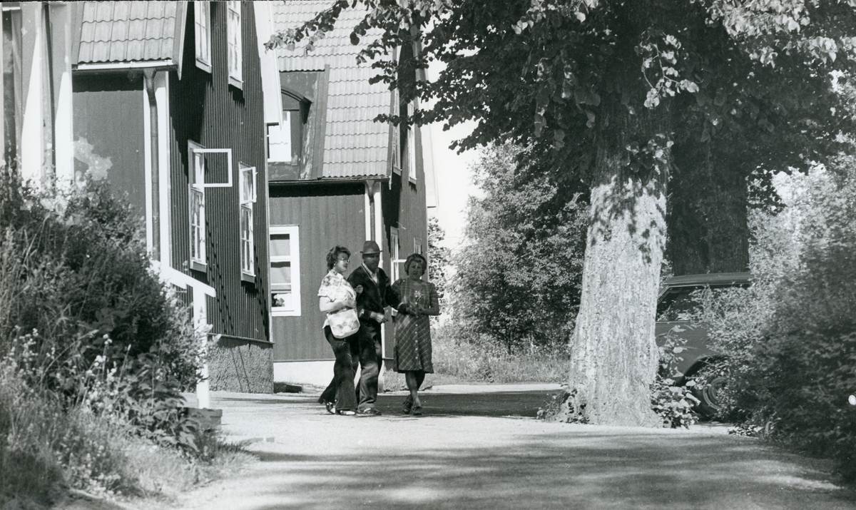 Kila sn, Sätra brunn.
275-årsjubileet 1975.
Två kvinnor och en man framför byggnader under jubileet.