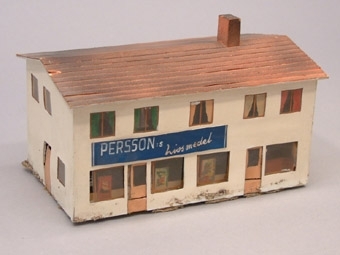 Modell i skala 1:87 av kombinerat bostadshus och butik.
