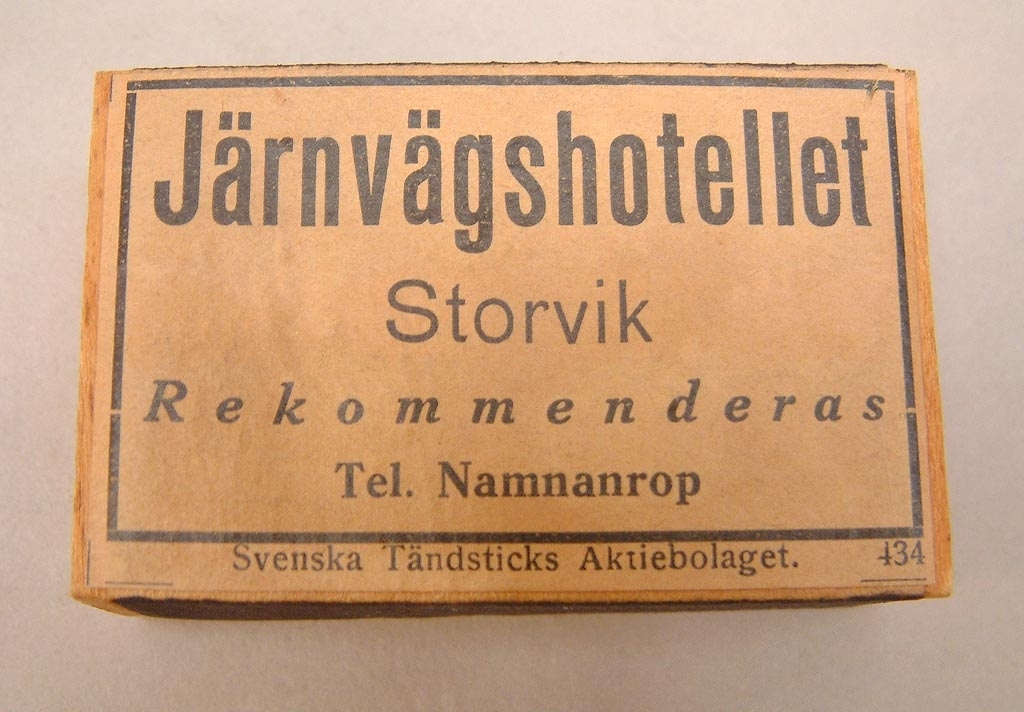 Reklamtändstickor för Järnvägshotellet i Storvik.
Tändstickor TRE STJÄRNOR, säkerhetständstickor.
Tre stjärnor på framsidan med röd kant.