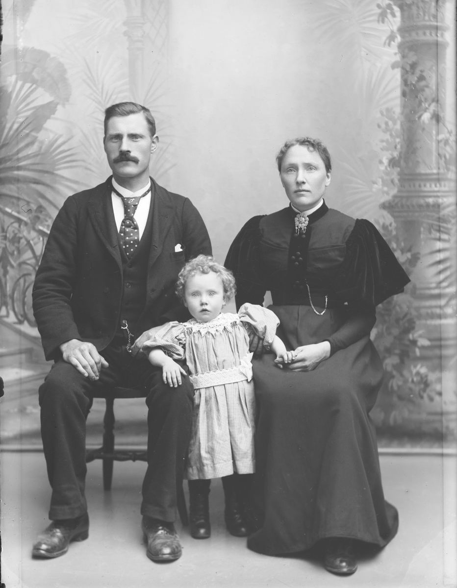 E. O. Røssum med kone og barn
