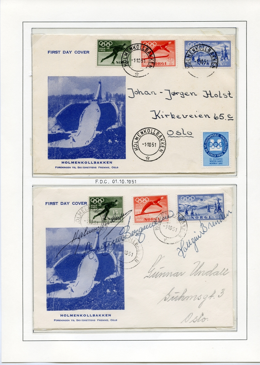 A4-side med to førstedagsbrev. Begge konvoluttene har tre firmerker (et grønt med en skøyteløper, et rødt med en skihopper og et blått med fjell- og vintermotiv) og et bilde av Holmenkollbakken på venstre side. Den første konvolutten har i tillegg et klistremerke med emblemet for Oslo '52. Den første konvolutten er stilet til Johan Jørgen Holst, og den andre konvolutten er signert av Hjalmar Andersen, Arnfinn Bergmann og Hallgeir Brenden. 
Begge konvoluttene er stemplet den 1. oktober 1951.