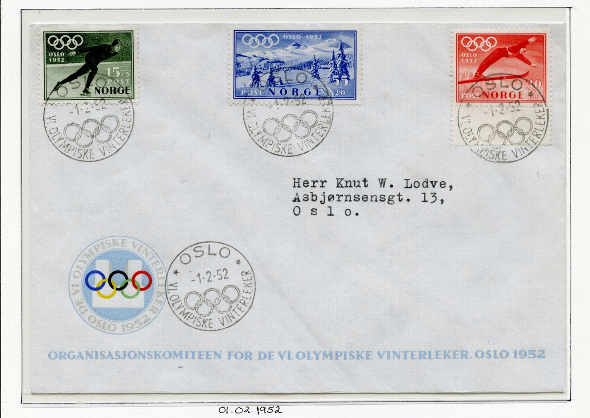 A4-side med to like konvolutter der den første er et førstedagsbrev. Begge konvoluttene har tre firmerker (et grønt med en skøyteløper, et rødt med en skihopper og et blått med fjell- og vintermotiv). Den første konvolutten er stemplet 1.10.51 og har merkelapp for rekommandert sending. Den andre konvolutten er sendt den 1.2.52. Begge konvoluttene er sendt av Organisasjonskomiteen for vinterlekene i Oslo 1952, og har emblemet og navnet trykket på konvoluttene.