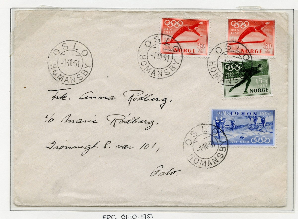 A4-side med to konvolutter der den første er sendt på frimerkenes utgivelsesdag 1.10.52. Konvoluttene har fire firmerker (et grønt med en skøyteløper, to røde med en skihopper og et blått med fjell- og vintermotiv). 
Den andre konvolutten er stemplet både den 29.2. og den 9.3.52 og er frankert med de samme frimerkene som på  konvolutten over. På venstre side av konvolutten er det et bilde av Holmenkollbakken med de olympiske ringene over. Nederst i høyre hjørne er det et klistremerke med emblemet for Oslo '52.