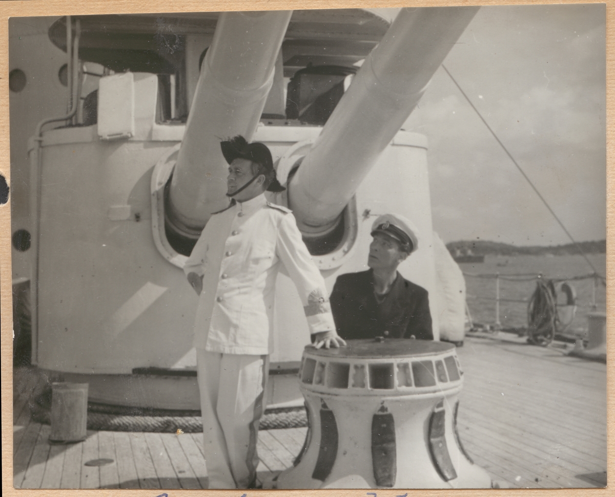 I denna scen av filminspelningen möts en skådespelare i amiralsuniform och en enkel sjöman under Fylgias kanoner.