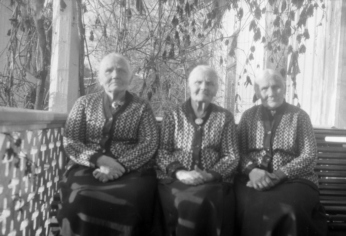 Tre eldre kvinner,likt kledd.