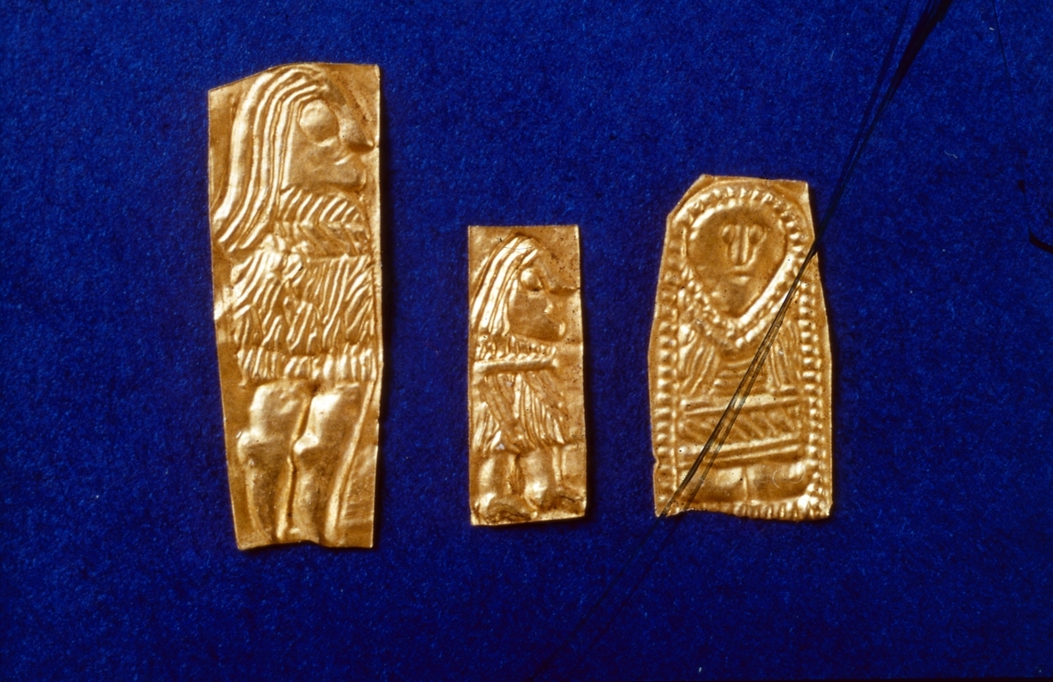 Figurbleck av guld från 400-700 efter kristus, påträffade i Eketorp II.