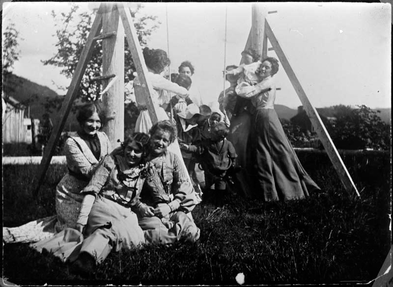 Kvinner og barn i hageselskap i fogdens hage i Mosjøen.