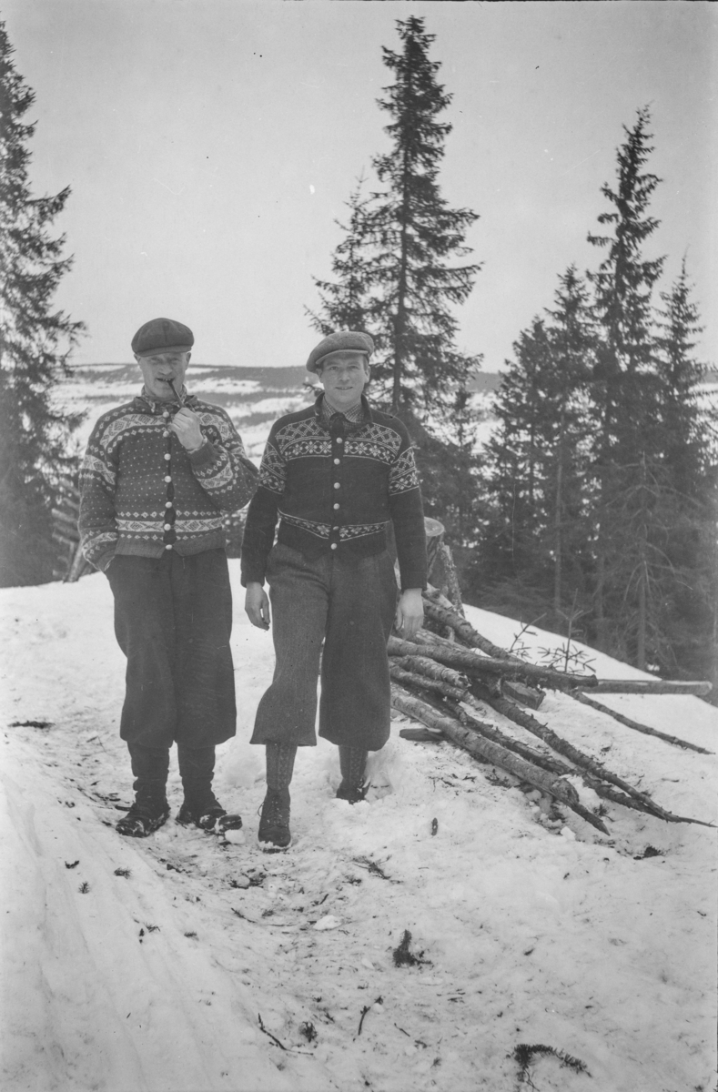 Thorleif Vang og Olav Børresen, begge med nikkers - vinter, skog