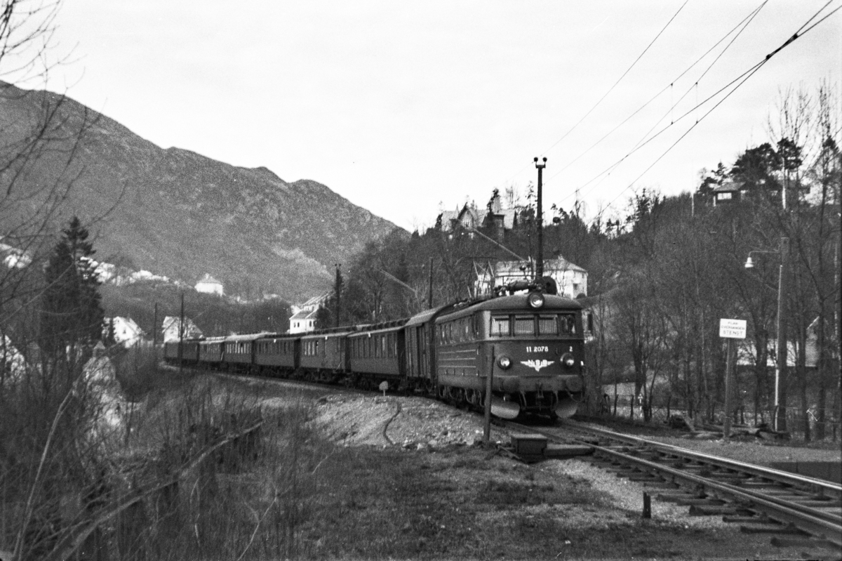 Elektrisk lokomotiv type El 11 nr. 2078 med tog fra Bergen til Myrdal, tog 616, ved Fjøsanger stasjon.