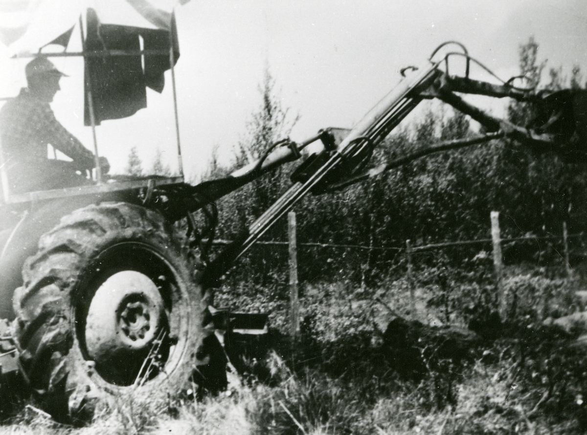 Den fyrste gravemaskina som var i bruk i Øystre Slidre. 1952.