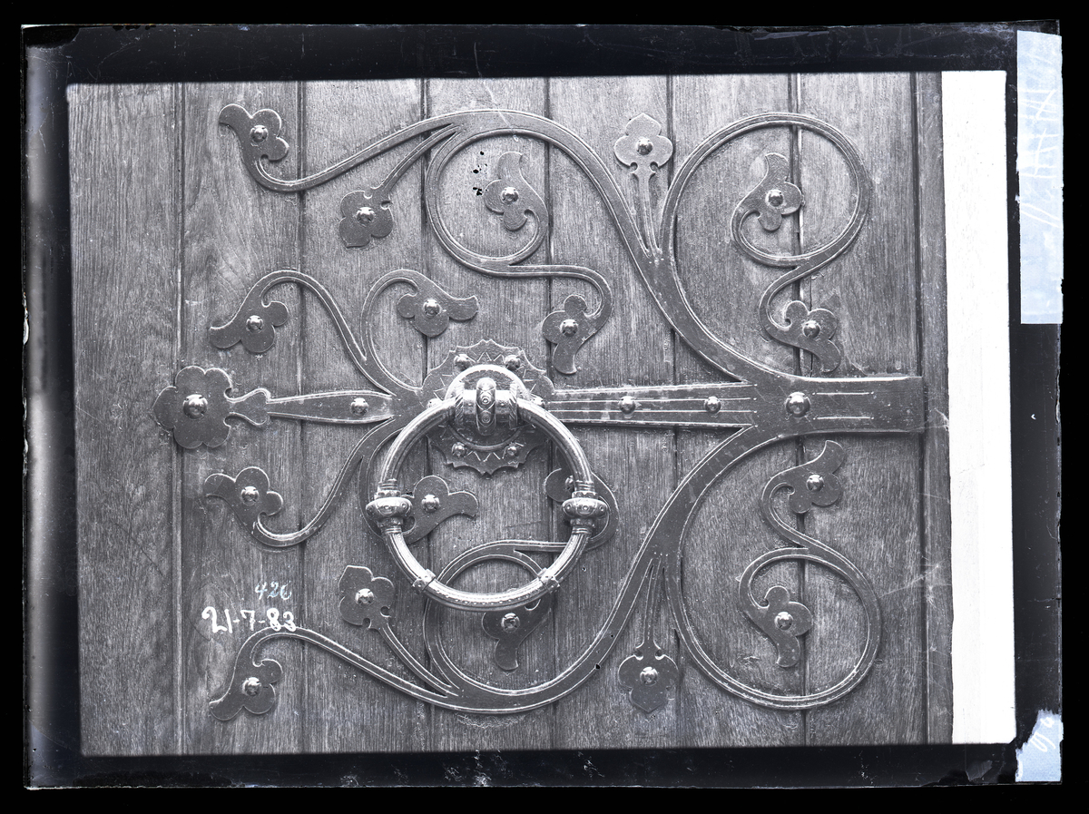 Smijernsbeslag på døren i bispeinngangen i oktogonen i Nidarosdomen.