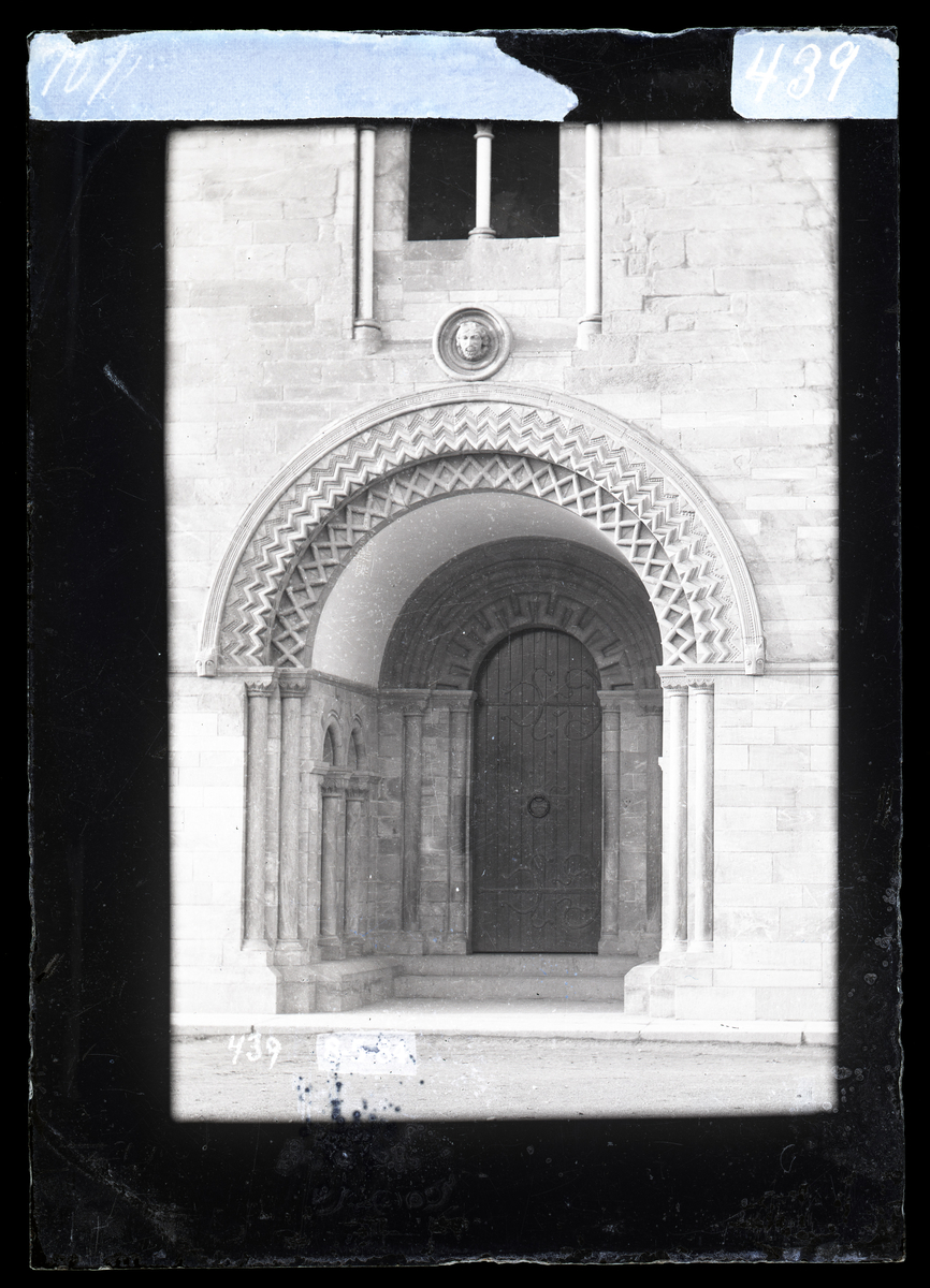 Nordre inngang i tverrskipet i Nidarosdomen. Romanske chevronbuer, vindu inn til mikaelskapellet. Skulptur av St. Mikael over portalen.