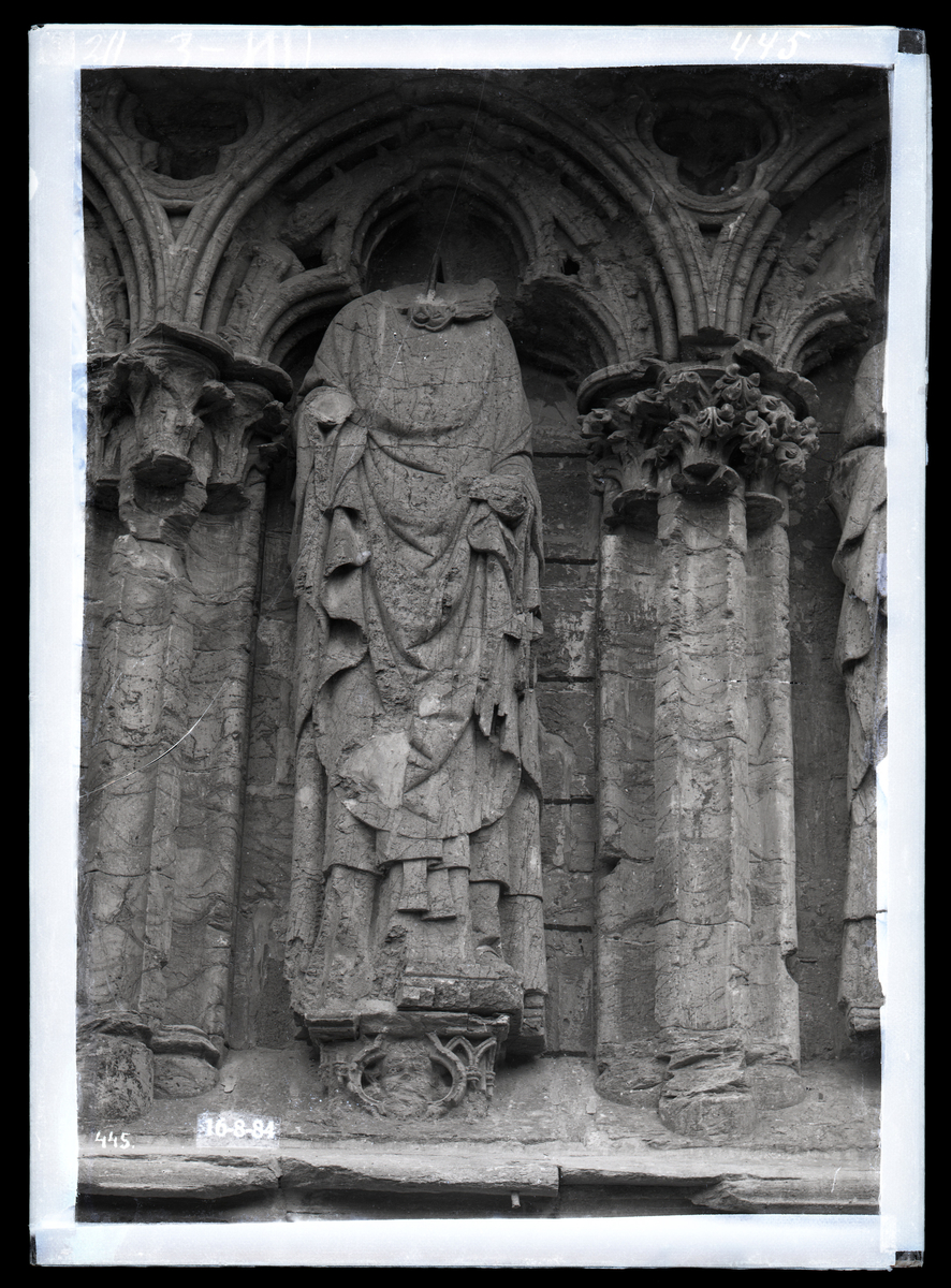 Arkadebue fra vestfronten av Nidarosdomen. Gotisk skulptur som trolig er St. Nicasius eller St. Thomas Becket.