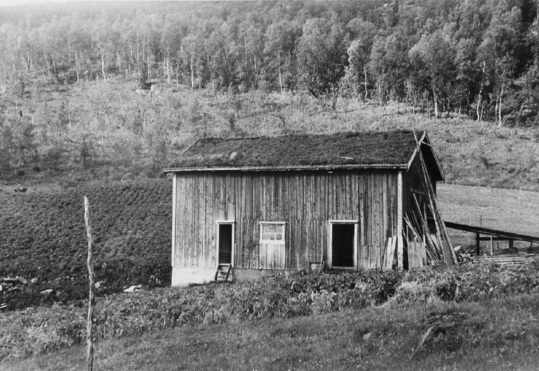 Nedre Røssåga, opprinnelig arkivnr. 0045-c.
Røssvatnet, reguleringsberørt bebyggelse, Solheim, Kvalbukt