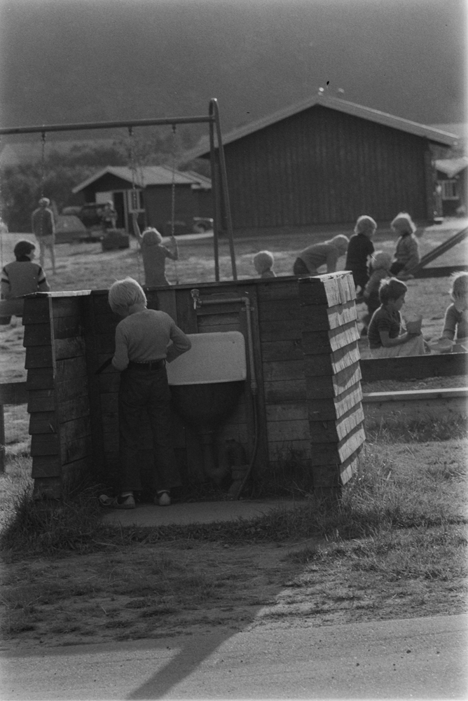 Kippermoen Camping 1976. Barn som leker, huskestativ, vannpost, sandkasse m.m.