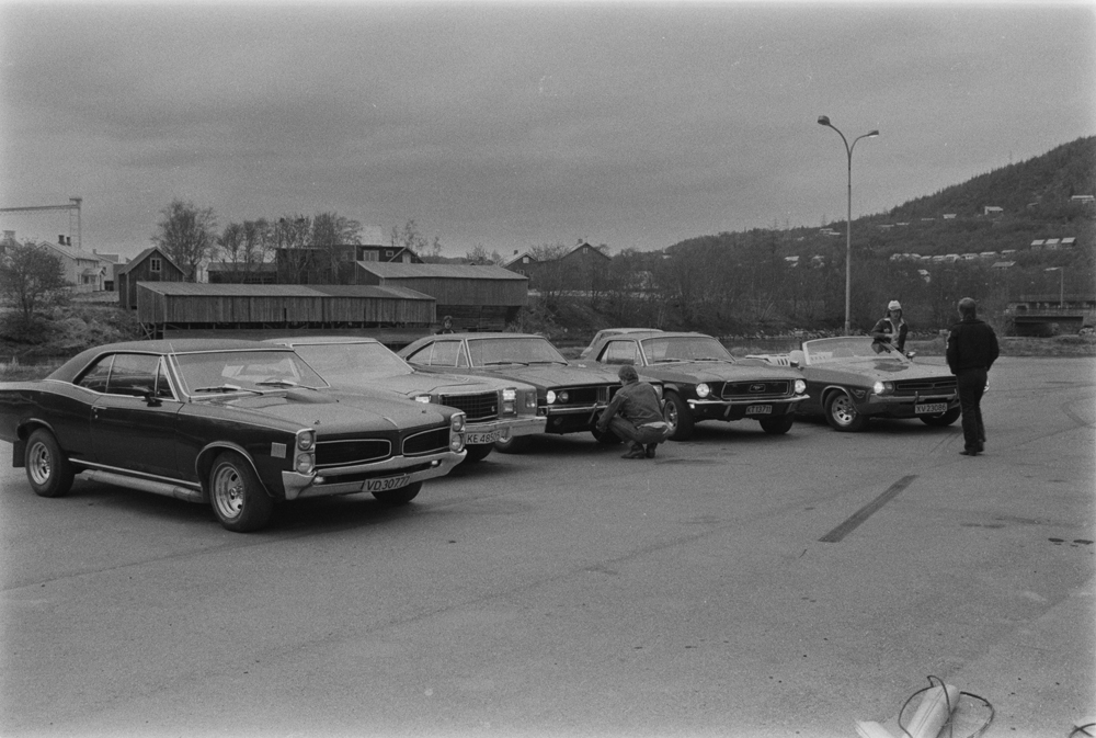 Amcar klubben i Mosjøen 1978. Biler og personer oppstillt, Skjerva i bakgrunnen.