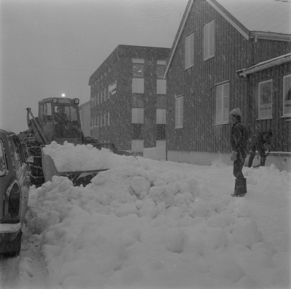 Frontlaster som rydder snø i Fearnleysgt. 2 menn på fortauet. Huset til høyre Fearnleysgt.21 er revet.