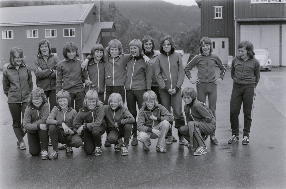 Ungdommer fra Helgelend på idrettsleir på Bjerka. Gruppebilde