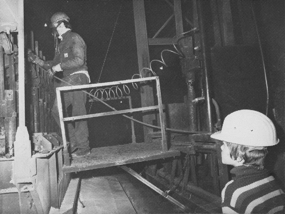 Ronny Sortland sammen med pappa Sten Ståle på jobb på  Aluminiumsverket.