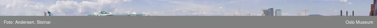 Panorama, byprospekt, skip, cruiseskip, containere, Akershus Festning, Rådhuset, Havnelageret, byggevirksomhet, kraner, utsikt over Oslo, havna, høyhus, mudring, Bjørvika