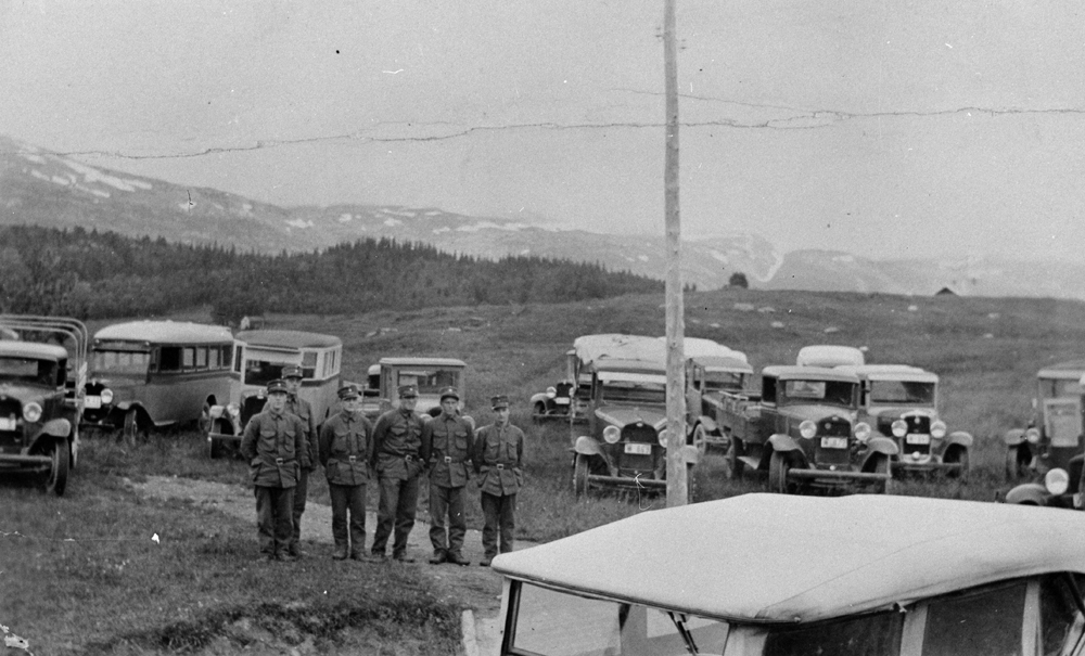 Soldater og biler ved Drevjamoen militærleir.
Til venstre Ford AA 1930-31 lastebil og trolig Chevrolet 1929-32 buss. Bak stolpe og til høyre for den: To Ford AA 1930-31 lastebiler.