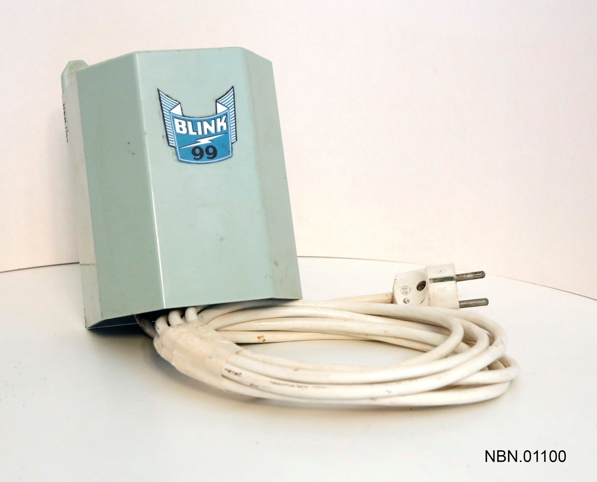 Blink 99 gjerde, brukt til elektrisk gjerde for å holde dyr inngjerdet på beitemark. Strømboks i grønn plast, med gummiert ledning.