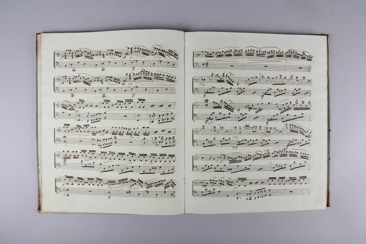 Notbok, halvfranskt band, handskriven. Innehåller ett lösblad.
"Trois Grandes Sonates pour la Harpe par P. Dalvimare. Oeuvre 18"