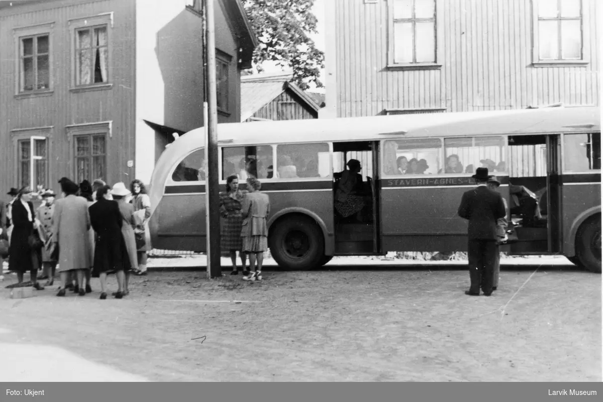 Bilder av ansatte på Brynje trikotasjefabrikk på tur til Oslo. Fra bussturen til Oslo og Vigelandsparken.