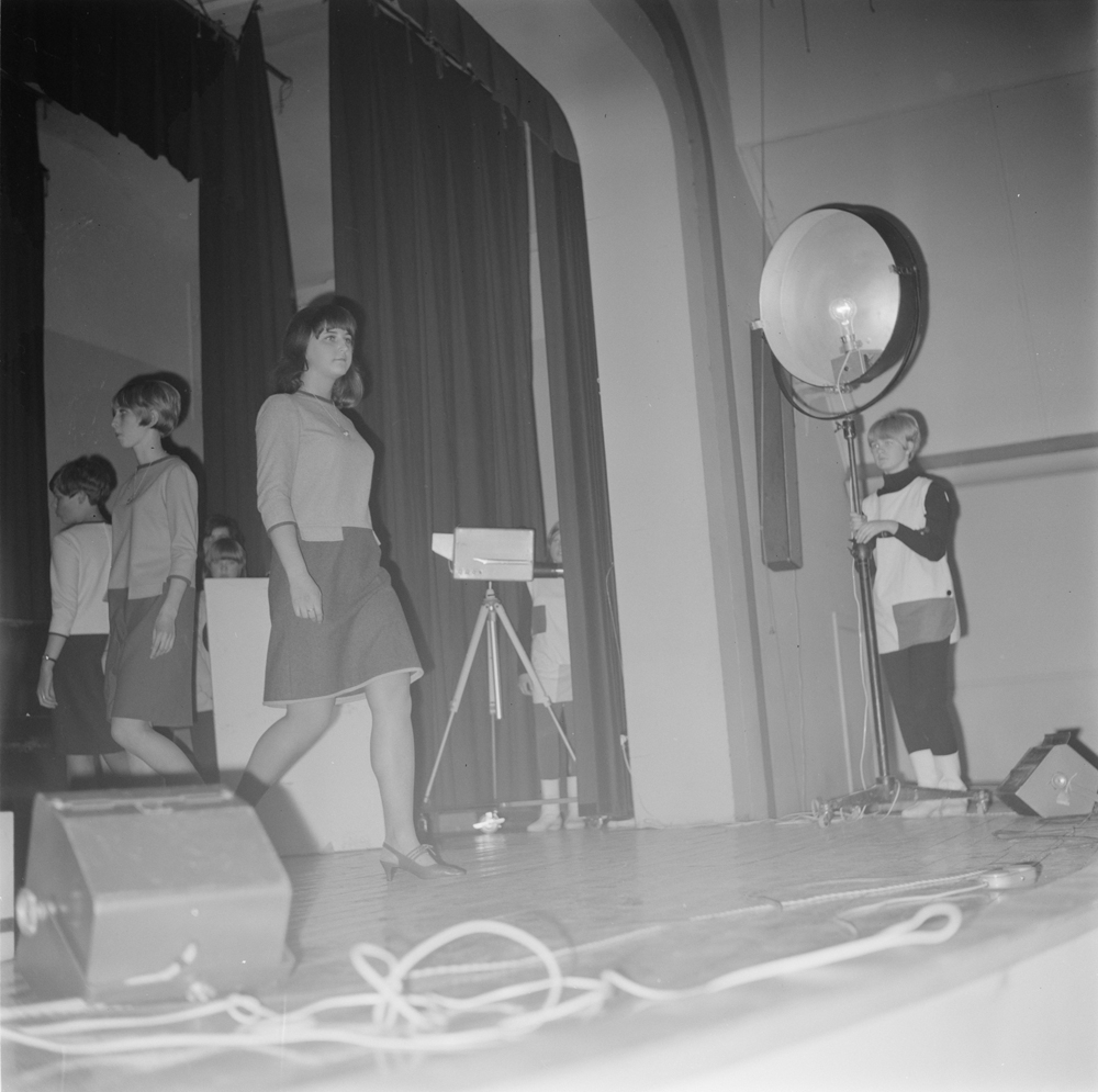 Seventeen showet i gammelkinoen i 1966.
En av de avbildede personene er Ingrid Skotnes.
(Foto:Grete)