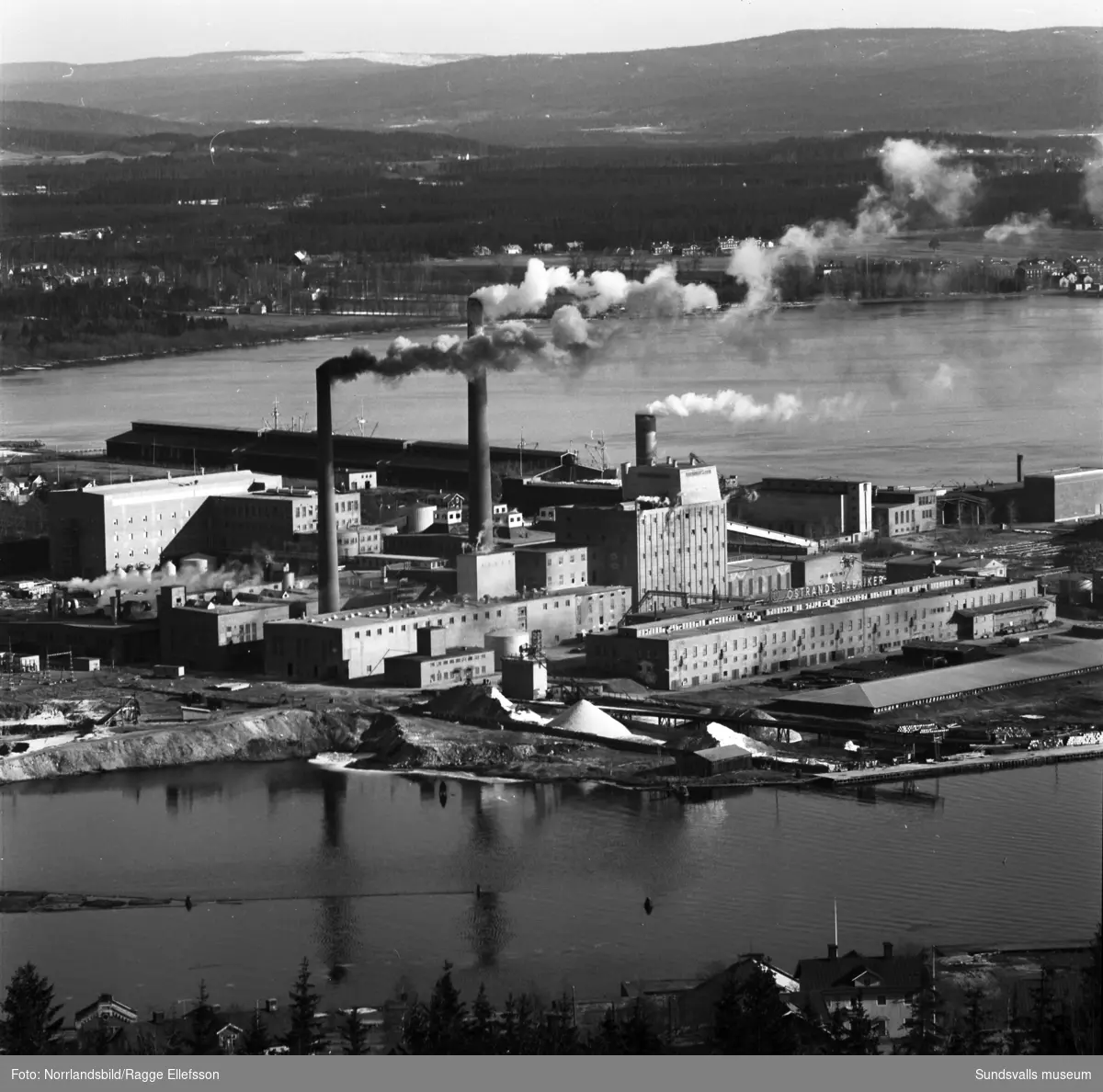 En serie bilder tagna från Skönviksberget norrut med bland annat fabrikerna i Östrand, Vivstavarv och Fagervik.