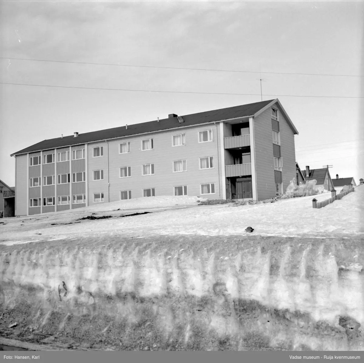Eldrehjemmet Alders hvile, Nyborgveien-Damsveien i Vadsø, vinteren 1964.  Bygget ble oppført i 1962 v/Fylkesarkitekten og utvidet i 1977.  I 2011 ble bygningen ombygd/påbygd til leiligheter; Solsiden Borettslag.