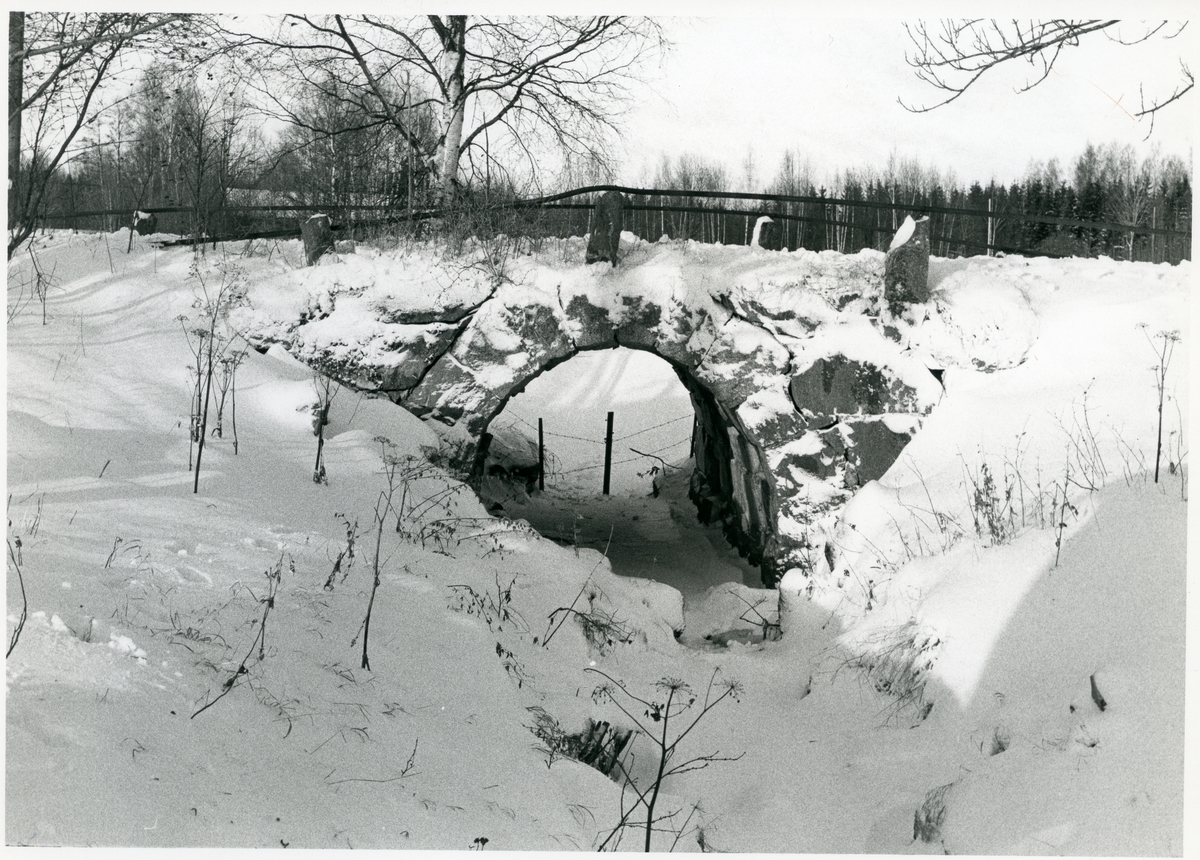 Hed sn, Ängsbäcken.
Stenvalvsbro på vägen mellan Larsbo - Lugnet. 1973-1974.