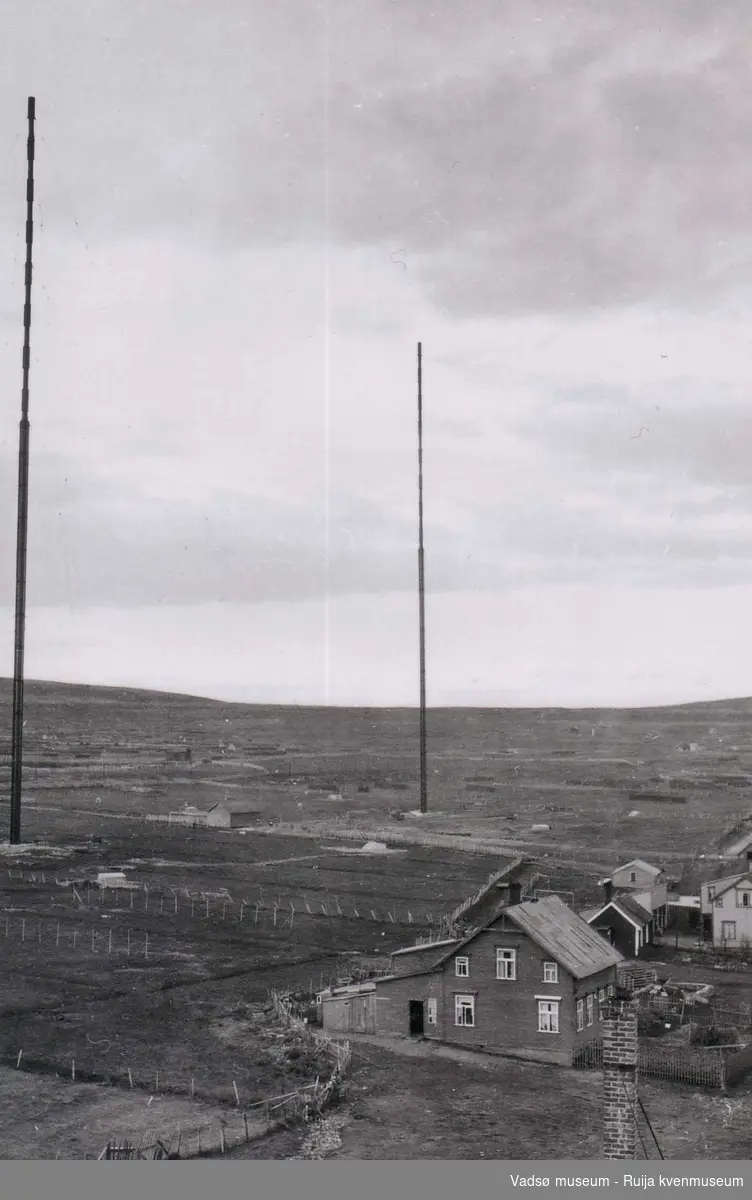 Radiomastene i Vadsø med nærmeste nabohus fotografert på Vadsøs 100 års jubileum, søndag 22. juli 1933.