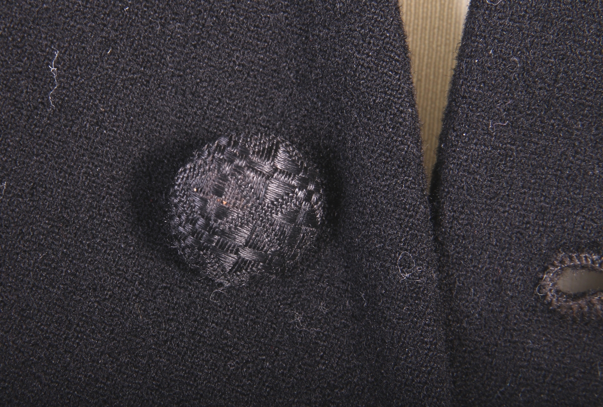 Sjakett med knapper som er trukket med tekstil.
