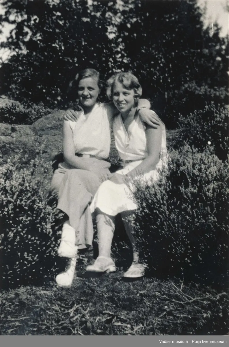 To unge jenter i en hage. En ukjent og Ranveig Svendsen 1933.
