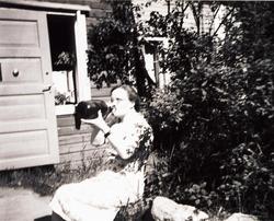 Ida Tuomainen på ferie i Finland. Drikker av flaska. Ca 1950