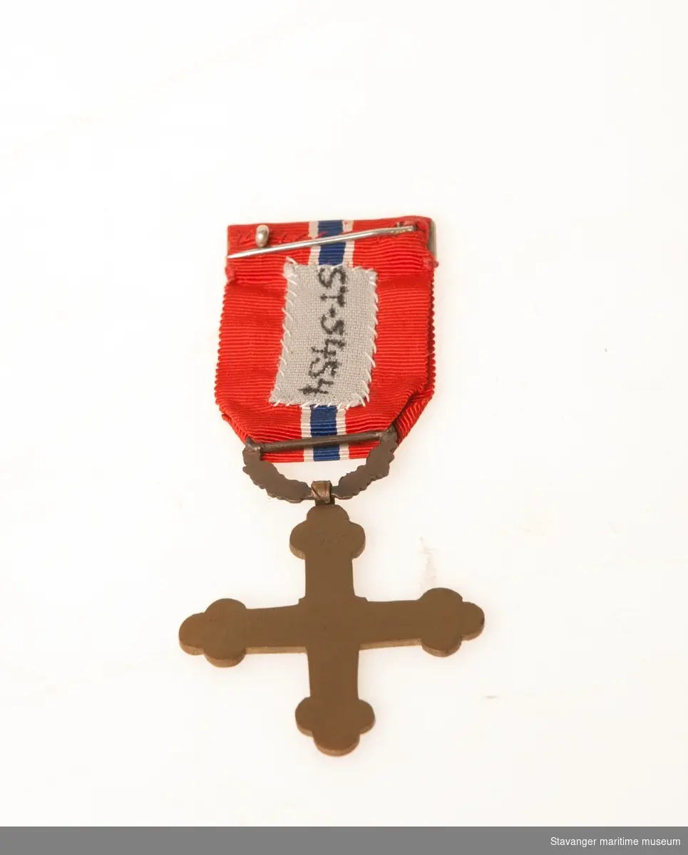 Det Norske krigskorset i et rødt etui.