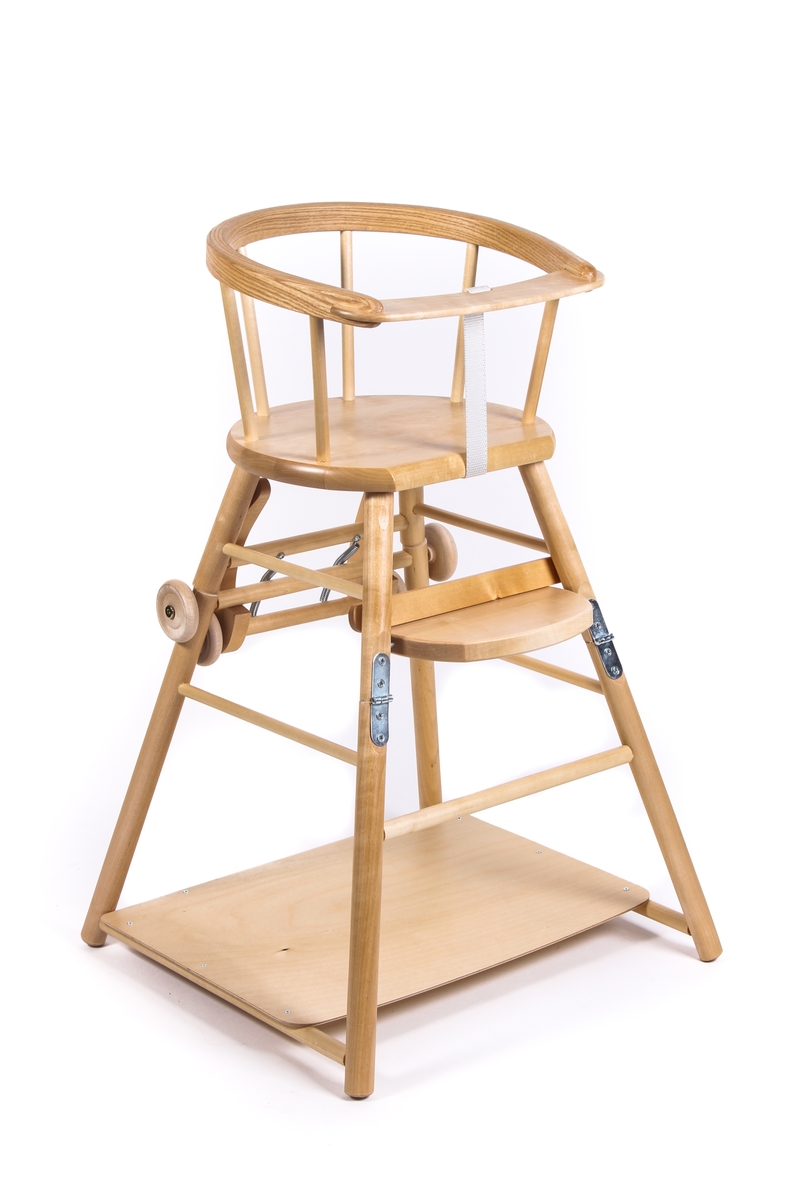 Barnestol i lyslakkert bjørk. Kan foldes sammen og bli til stol med bord.