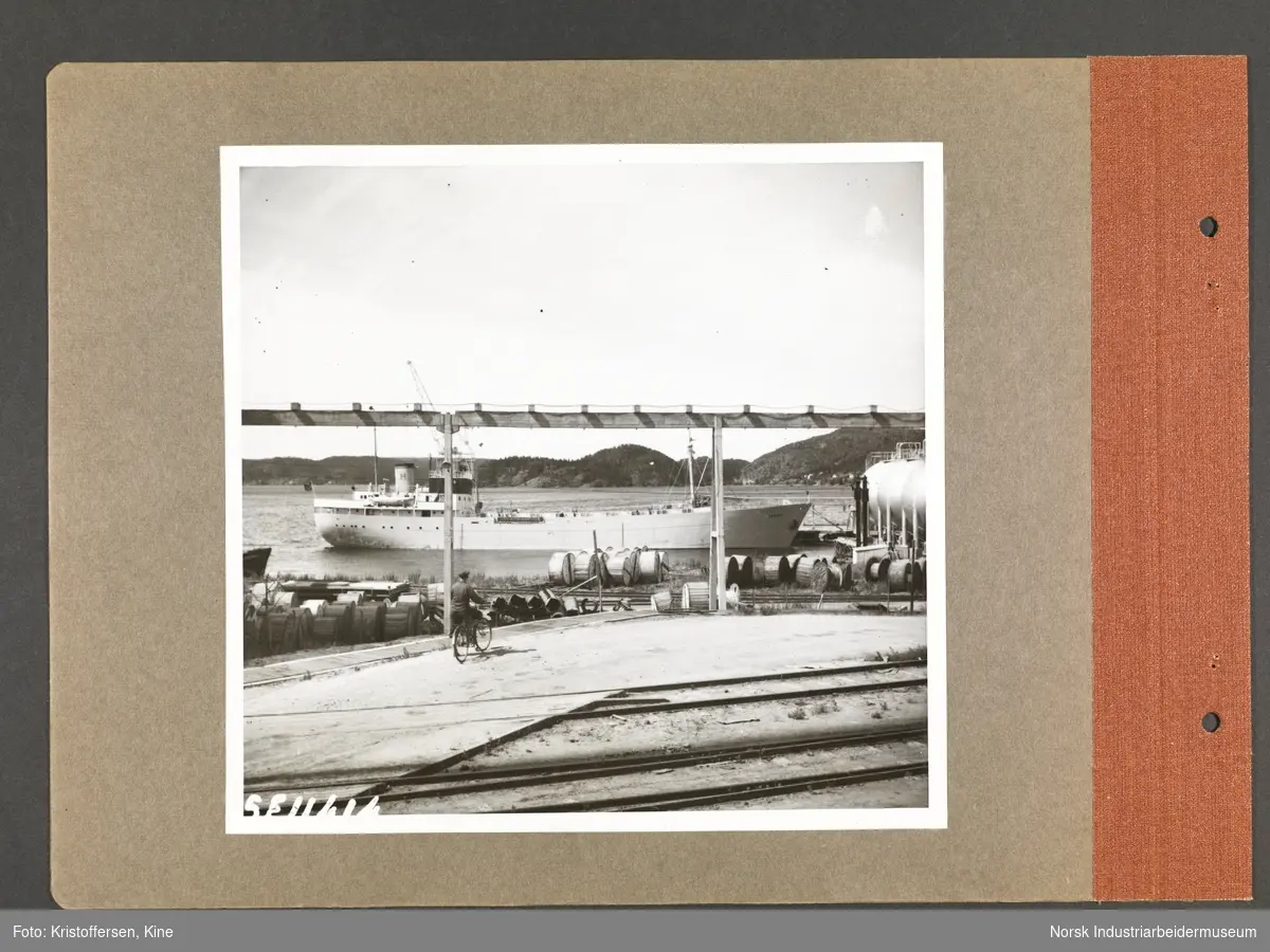 Fotoalbum med 48 sider og 47 innlimte fotografier fra Norsk Hydro på Herøya.