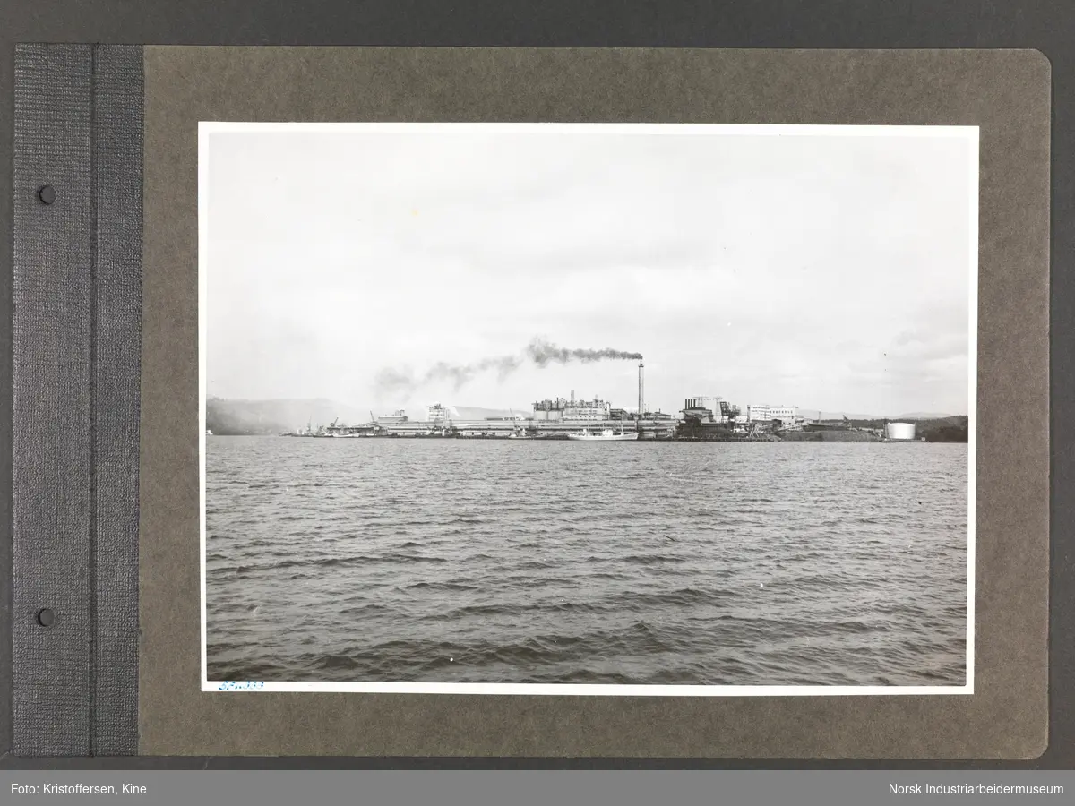 Fotoalbum med 44 sider, 44 innlimte fotografier og en pålimt konvolut på bakerste side med 37 løse fotografier fra Norsk Hydro på Herøya.