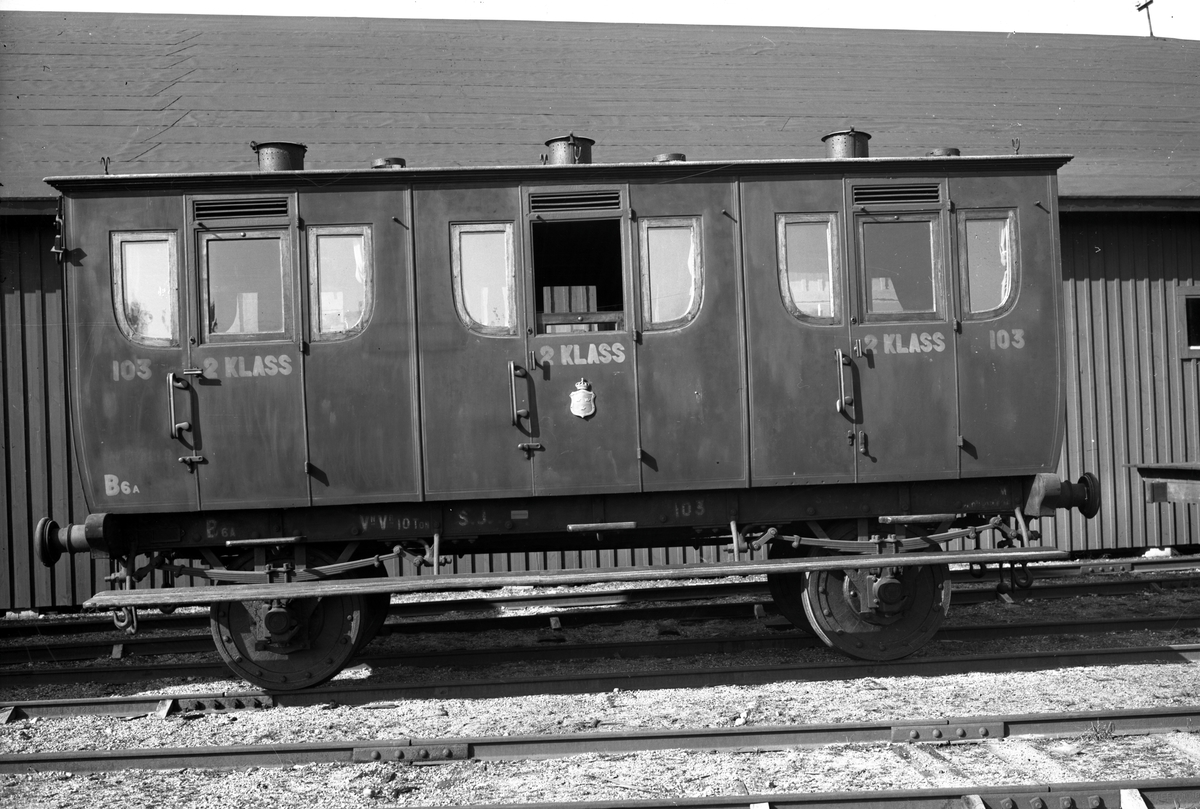 Sittvagn SJ A nr 103. Blåmålad diligensliknande trävagn. Moderniserad, äldre, andra klass, ursprungligen första klass trafikvagn. Delvis ommärkt i eftersträvat originalutförande (1956). Invändigt är vagnen precis som den var som omodern andraklassvagn runt sekelskiftet 1900. Vagnen har tre kupéer med motstående soffor för vardera fyra sittplatser. Soffklädsel i tigrerad, brun plysch från 1886. Vaxdukar på tak och väggar, prickig på ljus botten respektive ett brunblommigt mönster. Gröna gardiner i enkel tuskaft, troligen ej original.
