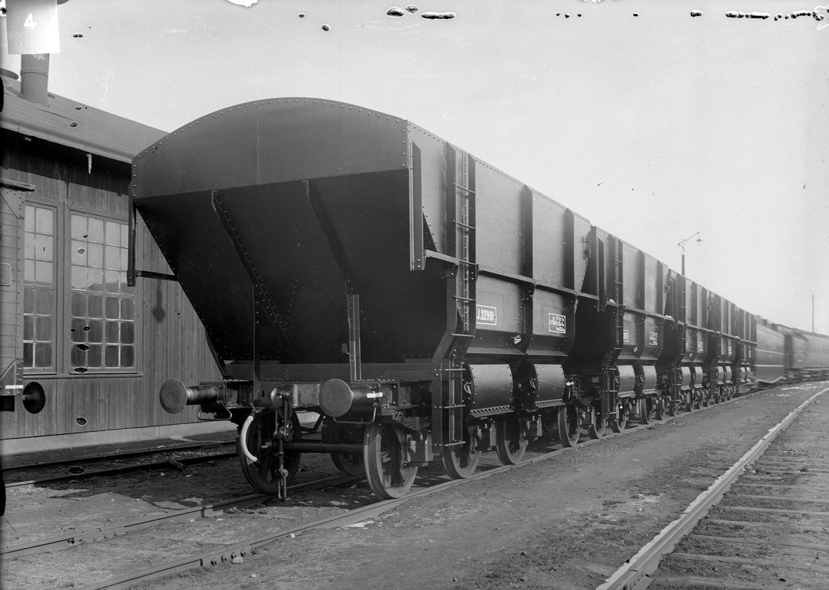 Statens Järnvägar, SJ självlossande kolvagn Q16 22991

För transport av lokkol till större lokstationer där stenkolen skulle lastas över
i tippvagnar som kunde spelas upp på en hög brygga byggdes dessa 27st vagnar mellan 1922 och 1924.
(Treaxlig sadelvagnar)